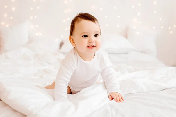 Υγιές Αγοράκι Μηνών Λευκά Ρούχα Χαμογελαστό Λευκά Κλινοσκεπάσματα Στο Κρεβάτι — Φωτογραφία Αρχείου