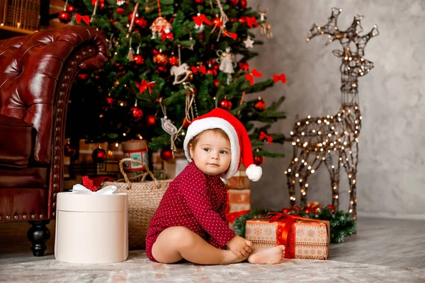 Söt Baby Santa Sitter Hemma Nära Granen Med Presenter — Stockfoto