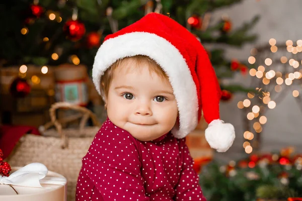 Lindo Bebé Santa Sienta Casa Cerca Del Árbol Navidad Con —  Fotos de Stock