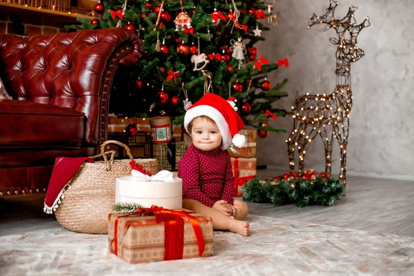 Söt Baby Santa Sitter Hemma Nära Granen Med Presenter — Stockfoto