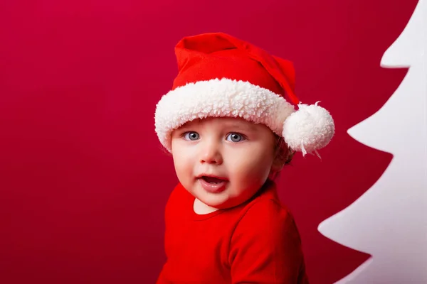 Bonito Bebê Papai Noel Senta Trenó Com Presentes Natal Conceito — Fotografia de Stock