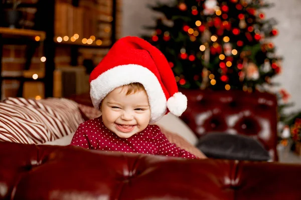 Lindo Bebé Santa Sienta Casa Cerca Del Árbol Navidad Con —  Fotos de Stock