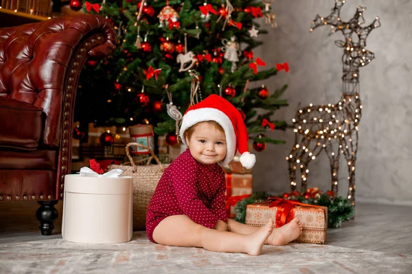 Bonito Bebê Papai Noel Senta Casa Perto Árvore Natal Com — Fotografia de Stock