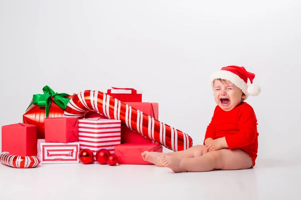 Söt Baby Santa Med Presentaskar Ler Mot Vit Bakgrund Begreppet — Stockfoto