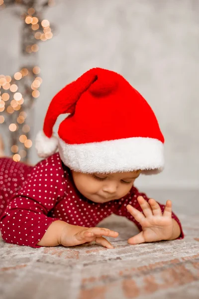 Mignon Bébé Père Noël Trouve Maison Près Sapin Noël Avec — Photo