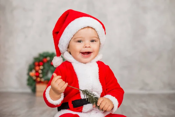 Sweet Baby Santa Est Assis Sur Sol Bois Avec Cadeau — Photo