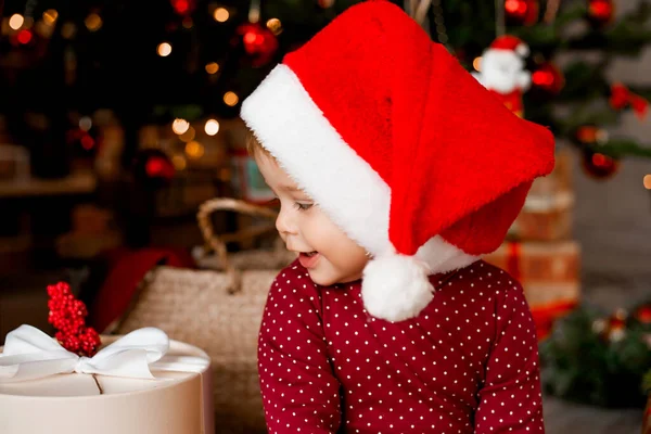 Lindo Bebé Santa Sienta Casa Cerca Del Árbol Navidad Con —  Fotos de Stock