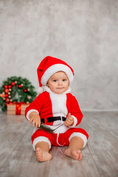 Γλυκός Άγιος Βασίλης Κάθεται Ξύλινο Πάτωμα Ένα Δώρο Και Ένα — Φωτογραφία Αρχείου