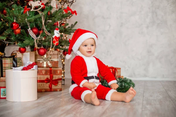 Söt Baby Santa Sitter Hemma Nära Granen Med Presenter — Stockfoto