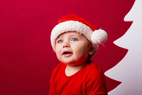 Χαριτωμένο Μωρό Άγιος Βασίλης Κάθεται Ένα Έλκηθρο Δώρα Χριστουγέννων Χριστουγεννιάτικη — Φωτογραφία Αρχείου