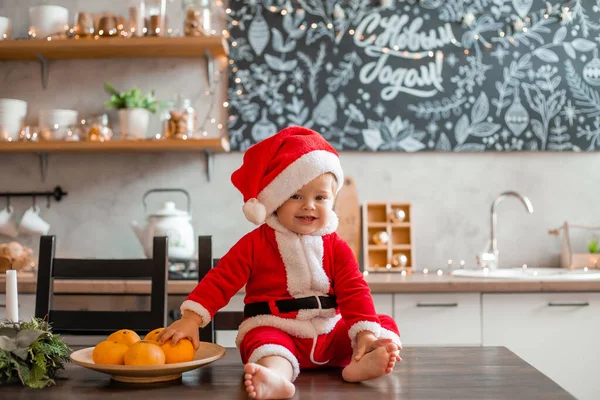 Bebê Papai Noel Senta Cozinha Casa Inscrição Uma Placa Gráfica — Fotografia de Stock