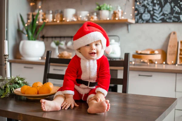 Bebê Papai Noel Senta Cozinha Casa Inscrição Uma Placa Gráfica — Fotografia de Stock