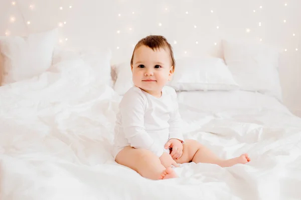 Menino Saudável Meses Idade Roupas Brancas Sorrindo Sentado Roupa Cama — Fotografia de Stock