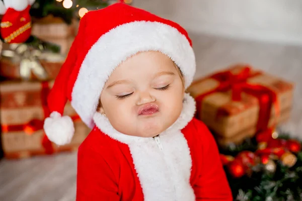 Mignon Bébé Père Noël Trouve Maison Près Sapin Noël Avec — Photo