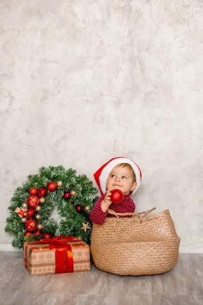 Γλυκό Μωρό Άγιος Βασίλης Κάθεται Ένα Ψάθινο Καλάθι Ένα Κουτί — Φωτογραφία Αρχείου