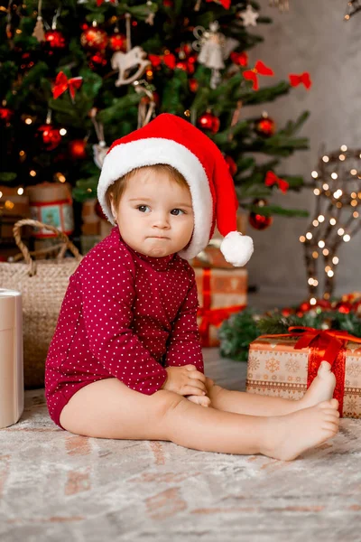 Bonito Bebê Papai Noel Senta Casa Perto Árvore Natal Com — Fotografia de Stock