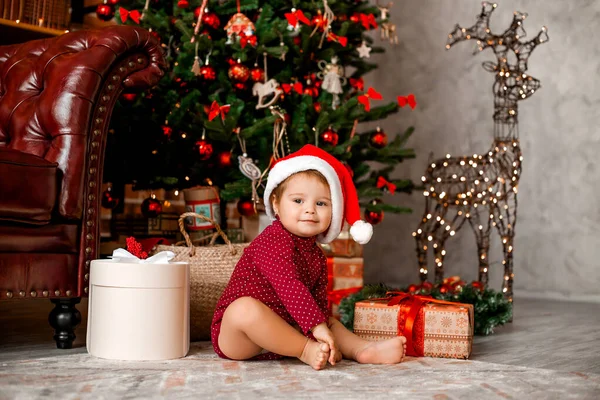 Χαριτωμένο Μωρό Άγιος Βασίλης Κάθεται Στο Σπίτι Κοντά Στο Χριστουγεννιάτικο — Φωτογραφία Αρχείου