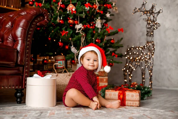 Lindo Bebé Santa Sienta Casa Cerca Del Árbol Navidad Con —  Fotos de Stock