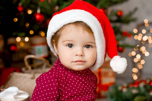 Lindo Bebé Santa Sienta Casa Cerca Del Árbol Navidad Con —  Fotos de Stock