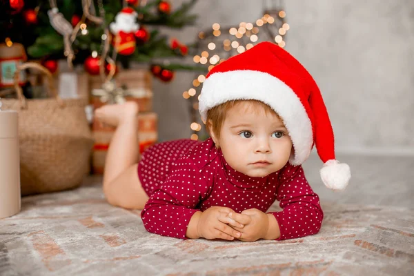 Lindo Bebé Santa Sienta Casa Cerca Del Árbol Navidad Con —  Fotos de Stock