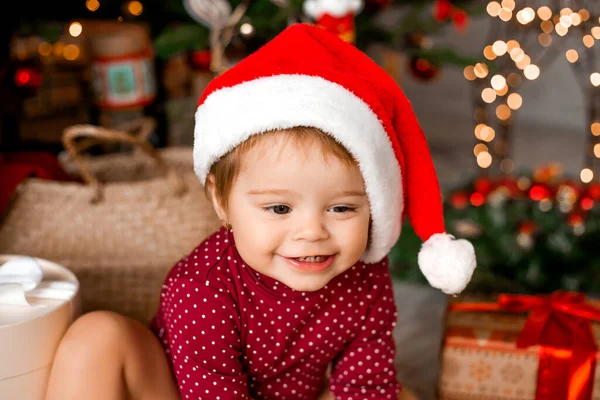 Lindo Bebé Santa Sienta Casa Cerca Del Árbol Navidad Con —  Fotos de Stock