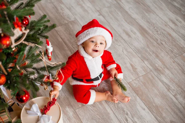귀여운 산타가 크리스마스 선물을 — 스톡 사진