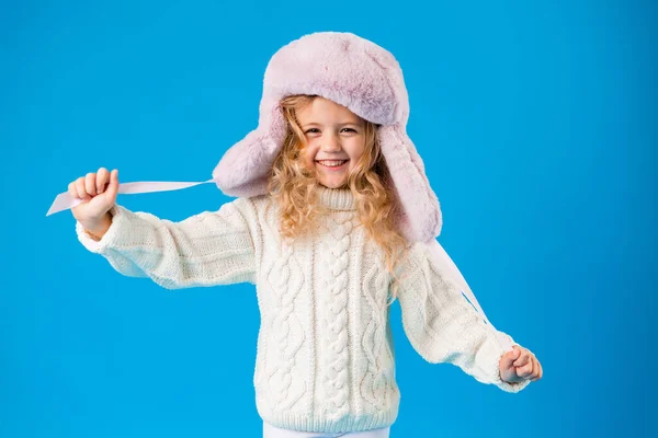 Kış Şapkalı Örgü Süveterli Gülümseyen Küçük Kızın Portresi — Stok fotoğraf