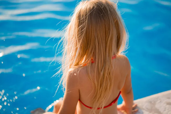 Вид Сзади Маленькую Девочку Сидящую Бассейна Солнце — стоковое фото