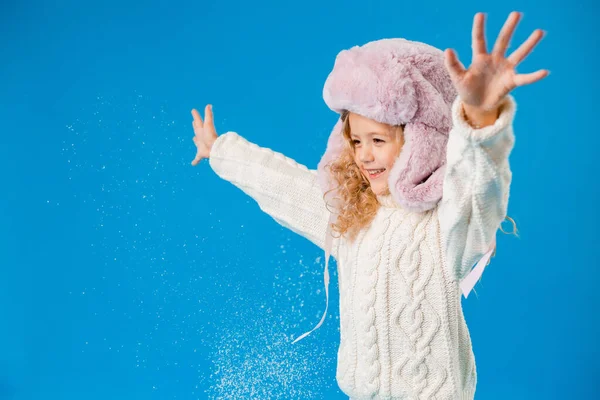 Pembe Kürklü Şapkalı Şirin Küçük Kız Stüdyoda Sahte Karla Oynuyor — Stok fotoğraf