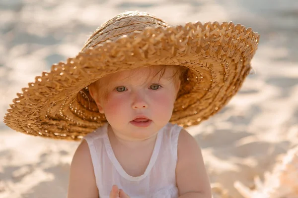 Retrato Linda Niña Posando Arena Con Sombrero Paja —  Fotos de Stock