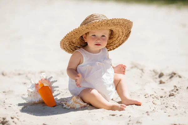 Mignon Tout Petit Fille Chapeau Paille Assis Sur Sable Avec — Photo