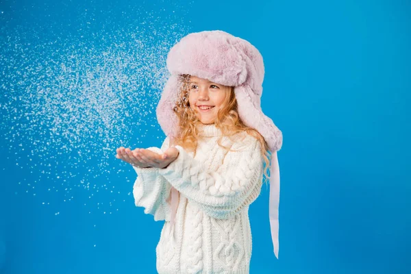 Pembe Kürklü Şapkalı Şirin Küçük Kız Stüdyoda Sahte Karla Oynuyor — Stok fotoğraf