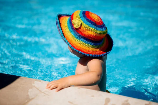 Малыш Радужной Шляпе Бассейне — стоковое фото