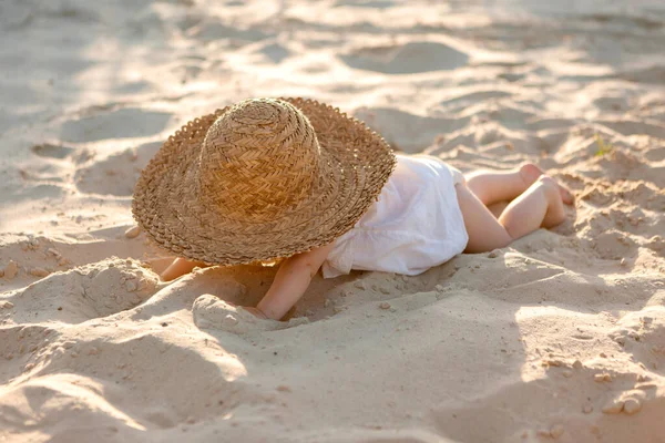 Linda Niña Sombrero Paja Jugando Con Arena Luz Del Sol —  Fotos de Stock