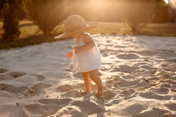 Mignonne Jeune Fille Chapeau Paille Marchant Sur Sable Dans Lumière — Photo