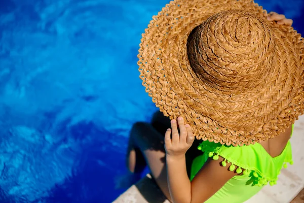 Вид Сзади Девочку Соломенной Шляпе Купальнике Позирующую Бассейна — стоковое фото