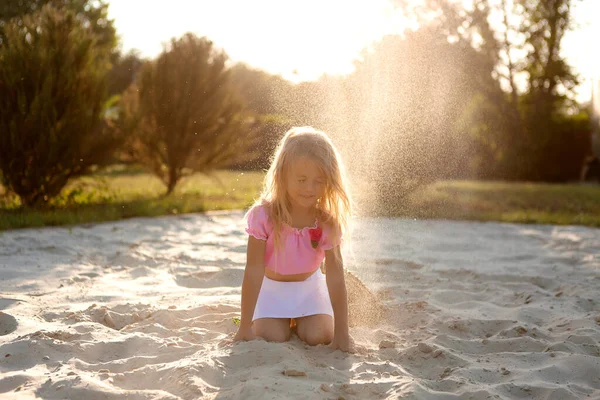 Mignonne Petite Fille Jouer Avec Sable Dans Lumière Soleil Soir — Photo