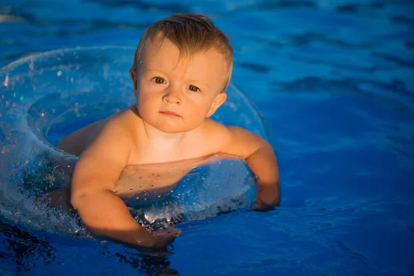 Lindo Niño Nadando Piscina Círculo Natación —  Fotos de Stock