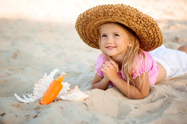 Souriant Petite Fille Portant Chapeau Paille Posant Sur Sable Avec — Photo