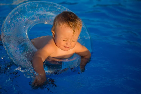 Lindo Niño Nadando Piscina Círculo Natación Con Los Ojos Cerrados —  Fotos de Stock