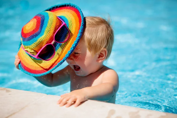 Niña Piscina Sosteniendo Sombrero Arco Iris Con Gafas Gritando —  Fotos de Stock