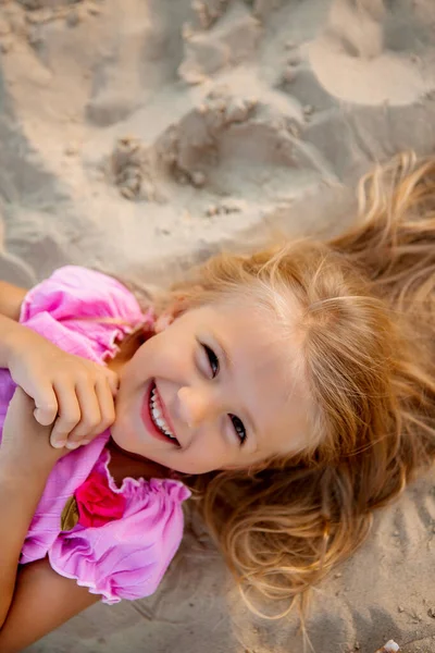 Портрет Маленької Дівчинки Посміхається Лежить Піску — стокове фото
