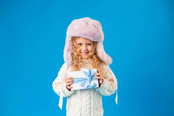 Nettes Lächelndes Blondes Mädchen Rosa Hut Und Weißem Strickpullover Mit — Stockfoto