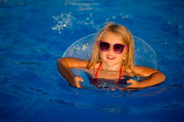 Uśmiechnięta Dziewczynka Okularach Kąpielowych Basenie Kręgiem Pływackim — Zdjęcie stockowe