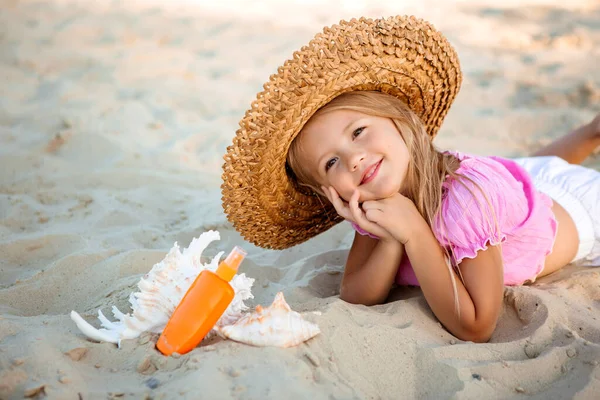 Souriant Petite Fille Portant Chapeau Paille Posant Sur Sable Avec — Photo