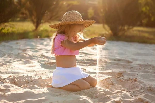 Petite Fille Portant Chapeau Paille Jouant Avec Sable Dans Lumière — Photo