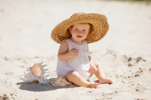 Linda Niña Sombrero Paja Sentado Arena Con Conchas Marinas —  Fotos de Stock