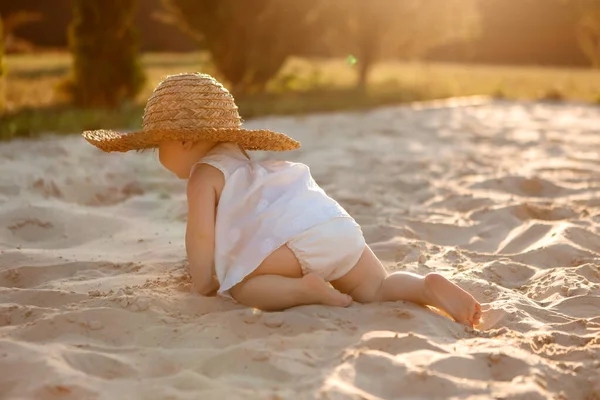 Mignon Tout Petit Fille Paille Chapeau Jouer Avec Sable Dans — Photo