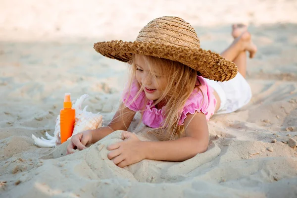 Petite Fille Portant Chapeau Paille Posant Sur Sable Avec Coquillage — Photo