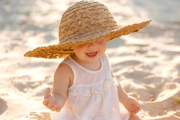 Милая Малышка Позирует Песке Соломенной Шляпой Скрывая Лицо — стоковое фото